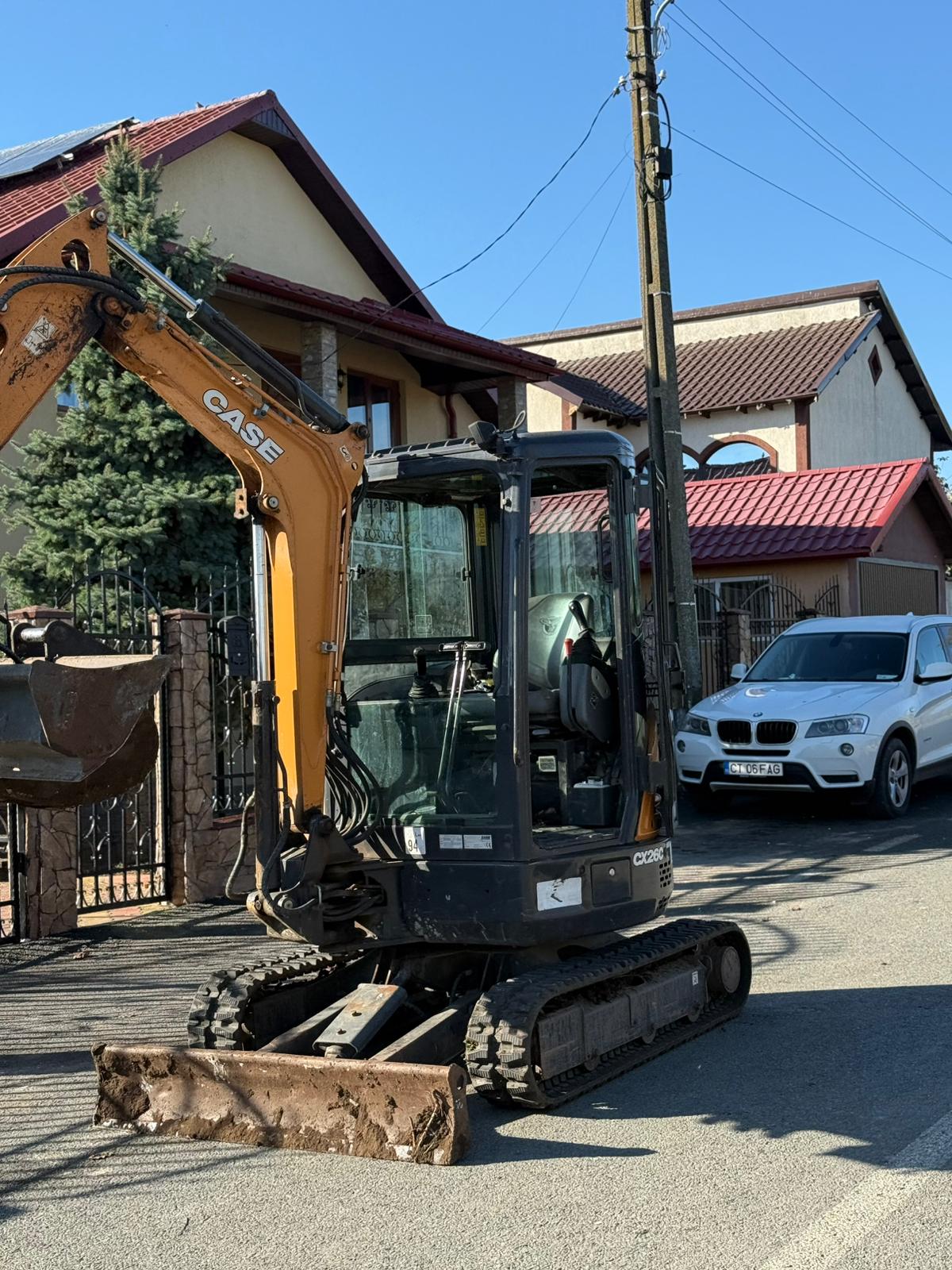 Miniexcavator la lucrare