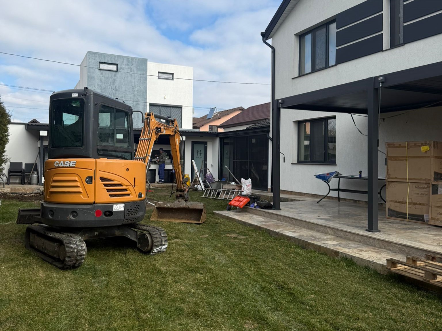 Lucrări în teren cu utilaj